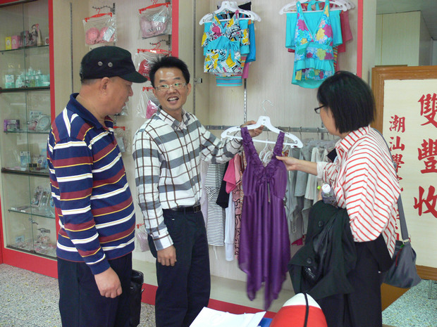 客人们参观创业园商品展柜