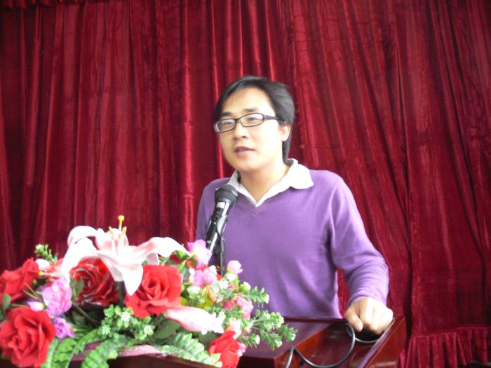 团委书记王克明主持大会