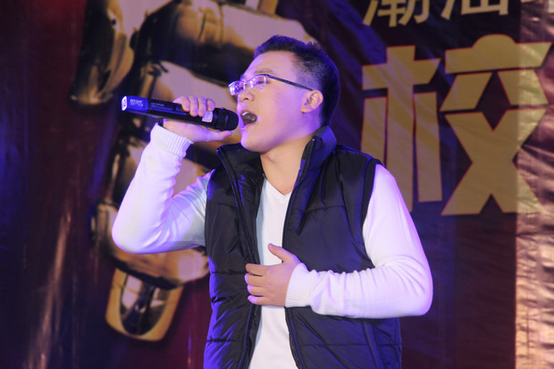 选手刘源演唱