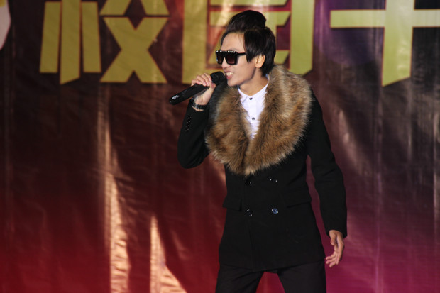 选手黄芝嘉演唱