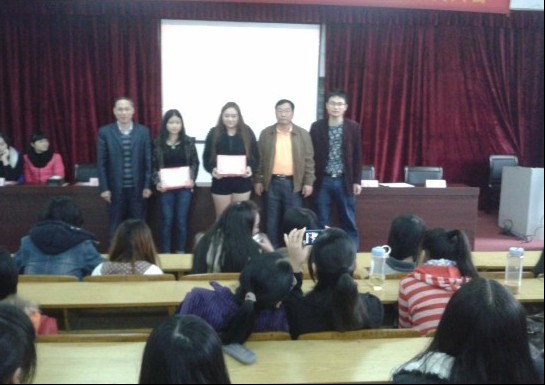 2011������ͬѧ��2012���Ź��ͬѧ��̨������������̨ǰĻ���ͬѧ���ܱ���