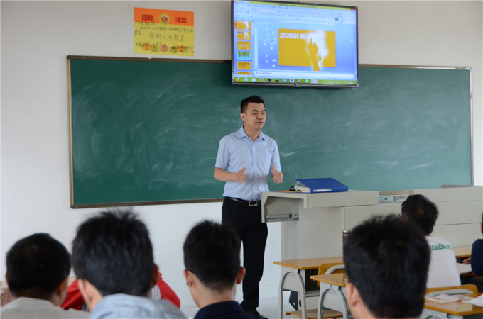 志鸿物流培训经理谭健跟学生互动交流