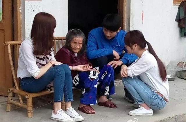 同学们与老人拉家常