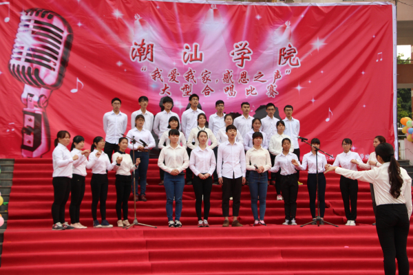 13旅游班合唱《向梦想奔跑》