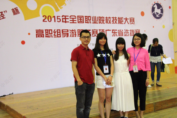 指导老师与选手合影