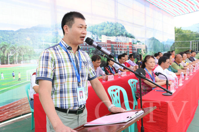 院长助理李育华主持典礼