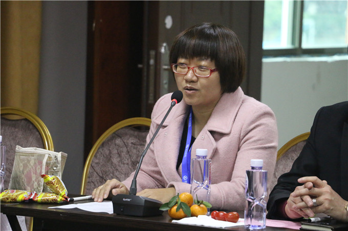 工会女生委员陈璧玲主持座谈会