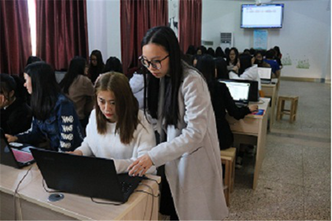 专业老师在指导学生开展纳税申报实训