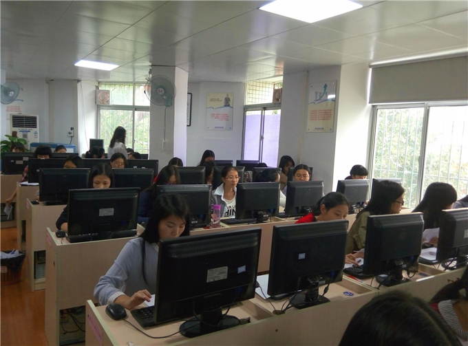 学生在上《会计电算化》课程