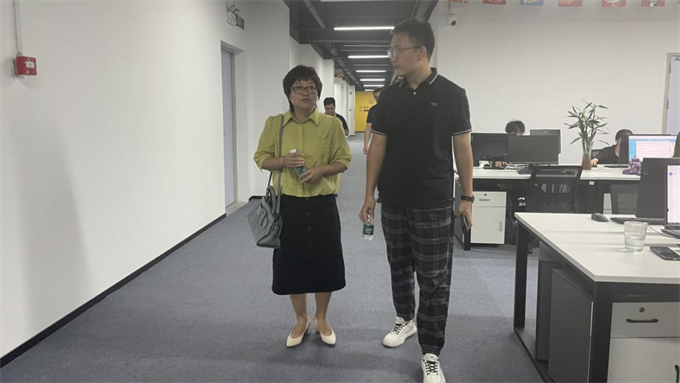 参观公司各个部门