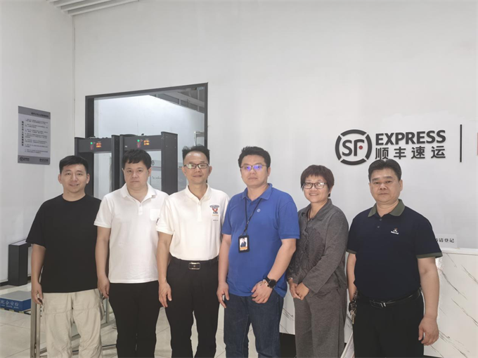 与顺丰速运有限公司东莞分公司领导合影