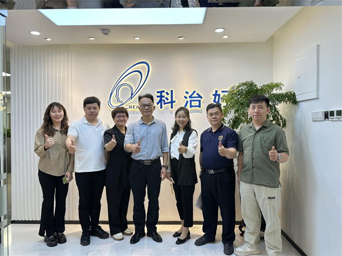 与深圳市科治好连锁有限公司领导合影