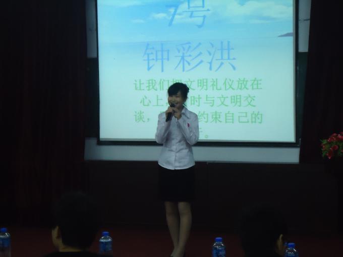 选手在进行精彩演讲