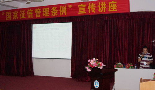 钟逍彬老师为学生讲解