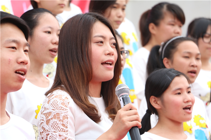 辅导员老师领唱