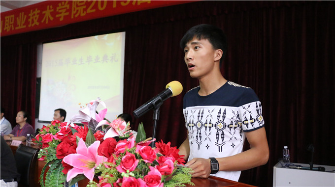 优秀毕业生代表陈贤龙发言