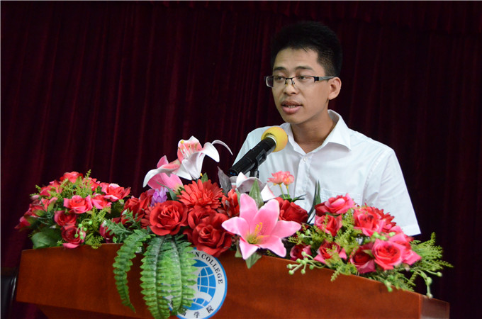 教师代表彭嘉贤发言