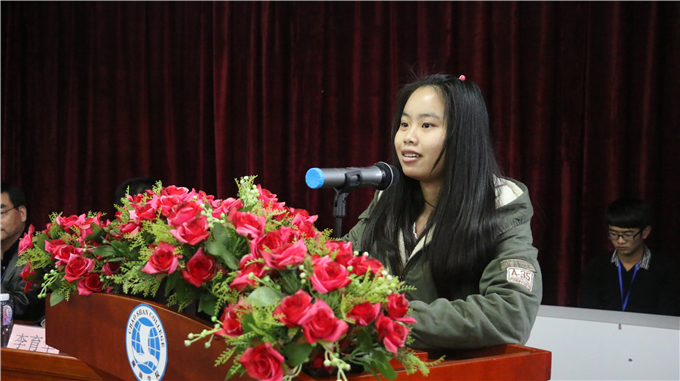 获奖学生代表陈依曼同学发言