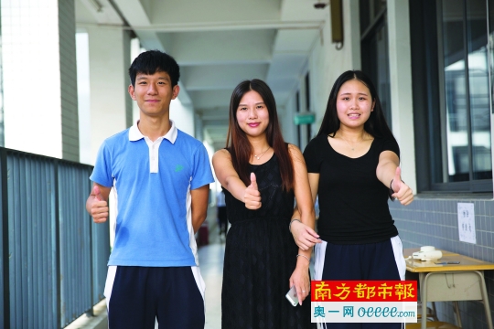 加油!老师看好你 喻老师(中)和两位高考学生在考场门口加油鼓劲。昨日下午,深圳宝安中学高考考场向考生开放,考生陆续到考场踩点。南都记者 陈文才 摄