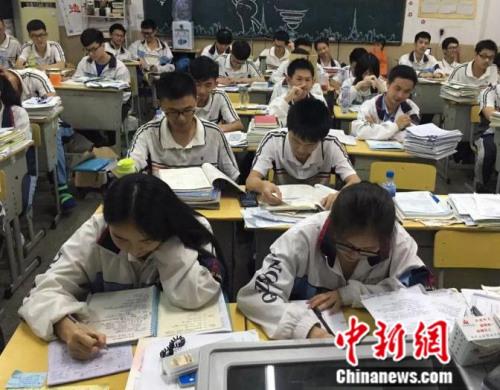 图为:福建省泉州七中同学紧张备战高考。