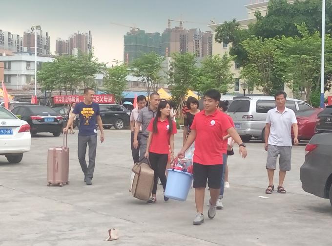 师兄师姐帮忙提行李