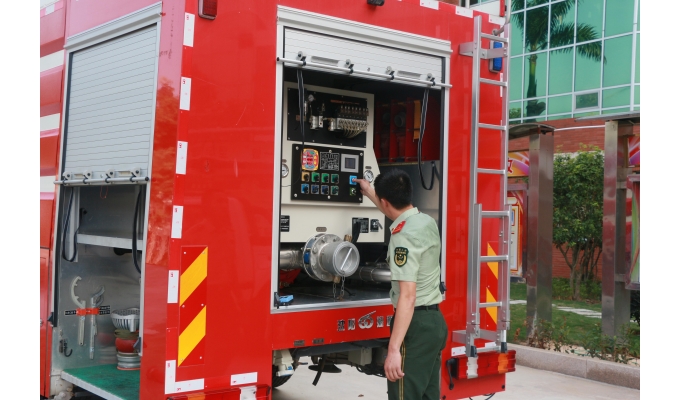 消防官兵操作消防车