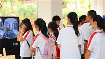 ͼΪ����ʦ����ѧ������ѧ&ldquo;VR�Ƽ�Ѳ��չ&rdquo;