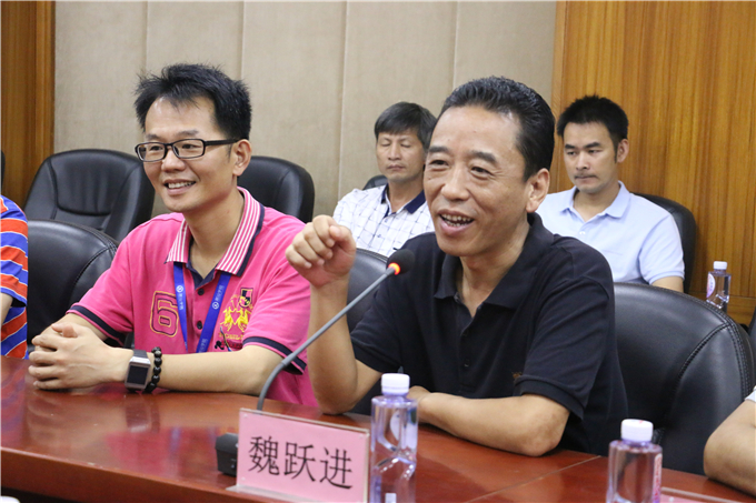 学院副院长魏跃进介绍学院基本情况
