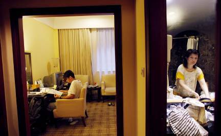 ������ͼƬ���߿�ǰϦ���Ϻ���֣ͬѧ��ĸ�׵�����£���סһ�ҾƵ긴ϰ���Ρ�ͼ/�Ӿ��й�