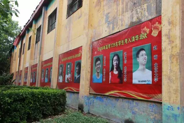 �ӱ���ˮ��ѧ����״Ԫǽ�ϣ�ӡ������һ��߿��ɼ� ��Ӱ/����