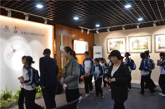 �ι۷�װ��ҵѧԺ