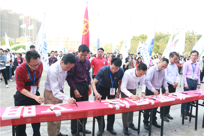 “潮院学子,感恩同伴,礼节在心”千人签名