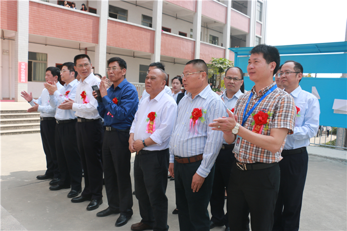 出席的领导和嘉宾