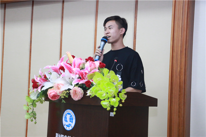 2015级创业学子李景满进行经验分享