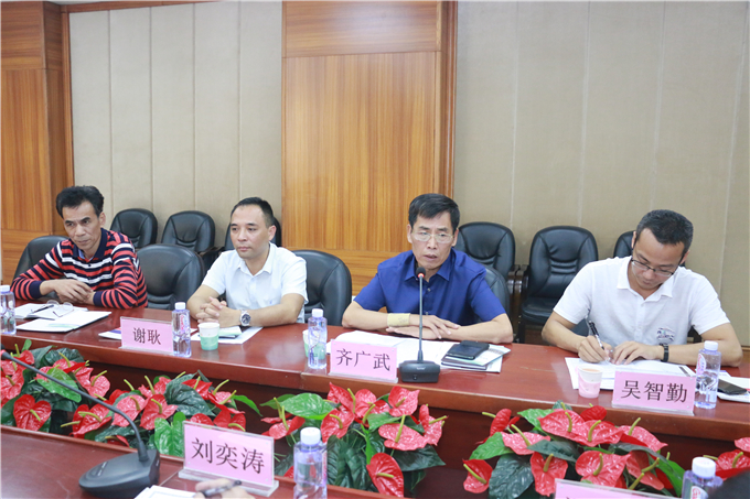 学院党委书记齐广武对来宾表示欢迎并作学院简介