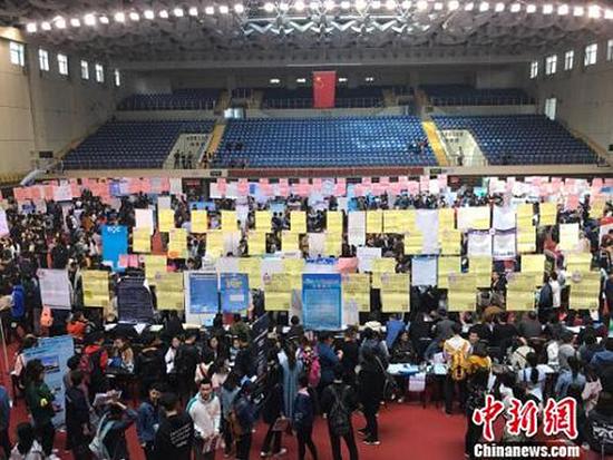 3��31�գ�̫ԭ������ѧ����2018���ҵ��������ҵǢ̸�ᣬ�ֳ���ҵ����ְ����ɽ�˺��� � ����ͼ