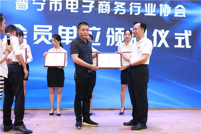 纪会长向会员单位颁牌