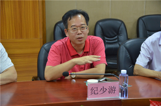 潮汕学院董事长、院长纪少游简要介绍学院的基本情况