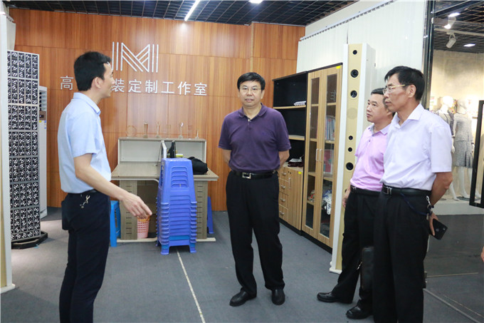 参观高端服装定制工作室