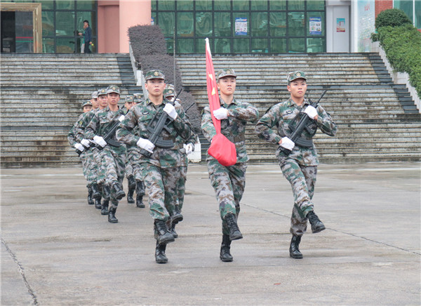 ���커����